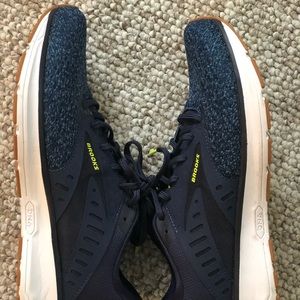 8.5 Brand New Men’s Brooks Running Shoes